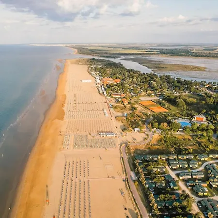 Bright With Swimming Pool And Solarium * Bibione