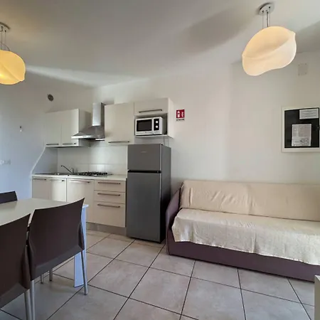 Bright With Swimming Pool And Solarium Apartament Bibione